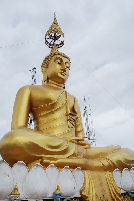 Большой Будда на вершине холма в комплексе Tiger Cave Temple, Krabi, Thailand.