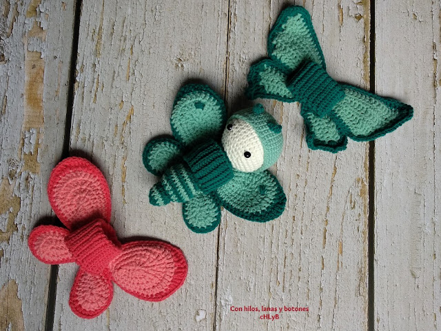 Con hilos, lanas y botones: mariposa amigurumi (patrón Lalylala)