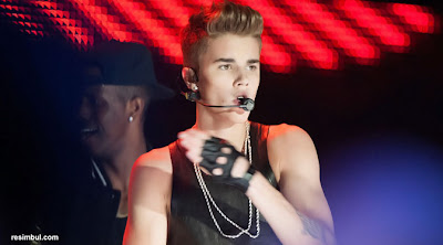 Justin Bieber Kena Batunya Saat Konser