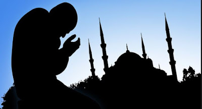 Gambar Berdoa Pria Muslim di Luar Masjid 