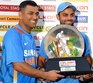 MS-Dhoni-Virat-Kohli-Tri-Series-Trophy-2013