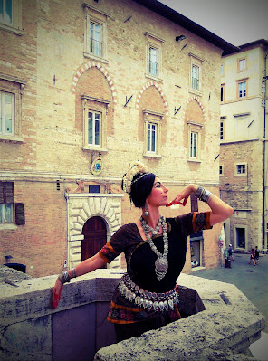 Odissi Orissa Shakta Tantra danza Yogini SALA DEI NOTARI, PALAZZO DEI PRIORI CON IL PATROCINIO DEL COMUNE DI PERUGIA LA DANZA DELLE DIECI DEE  "DASA MAHAVIDYA" presentazione-spettacolo di danza classica dell'India in stile Odissi  a cura di Marialuisa Sales nell'ambito di X CONVEGNO INTERNAZIONALE DI ASTROLOGIA danza odissi yogini dieci dee dasa mahavidya danza indiana perugia          “Le Porte del Successo” Sabato 30 giugno dalle 9:00 alle 20:00 A cura dell’ASSOCIAZIONE CULTURALE JAYAVIDYA C.I.D.A. NAZIONALE - SCUOLA ASTRAVIDYĀ DI ASTROLOGIA Sala Dei Notari, Piazza IV Novembre, 06123 Perugia