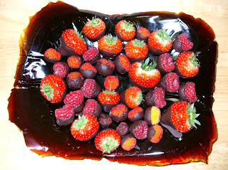 Frutta al cioccolato nel cestino di caramello<br />