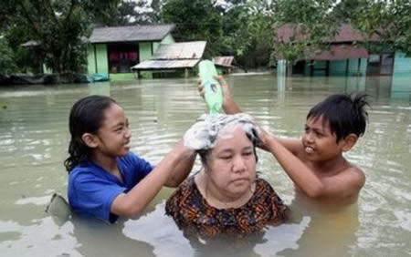 Foto Lucu : Solusi Cerdik Menghadapi Bencana Banjir [ www.BlogApaAja.com ]