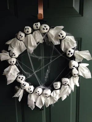 Ideais de Artesanato Fácil de Fazer para o Halloween Tradicionalmente, a comemoração envolve fantasias, doces e histórias de terror. Para se divertir e entrar no clima,  você pode preparar uma decoração Halloween com essas dicas de artesanato que pode ser feito com coisas que você já tem em casa.