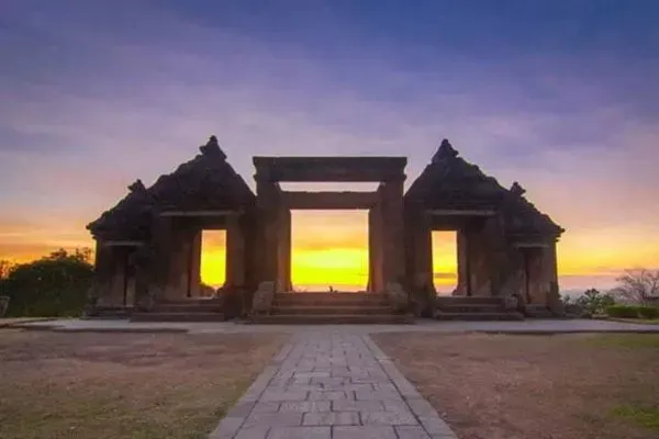 menikmati pemandangan sunset di candi ratu boko menikmati pemandangan sunset di candi ratu boko