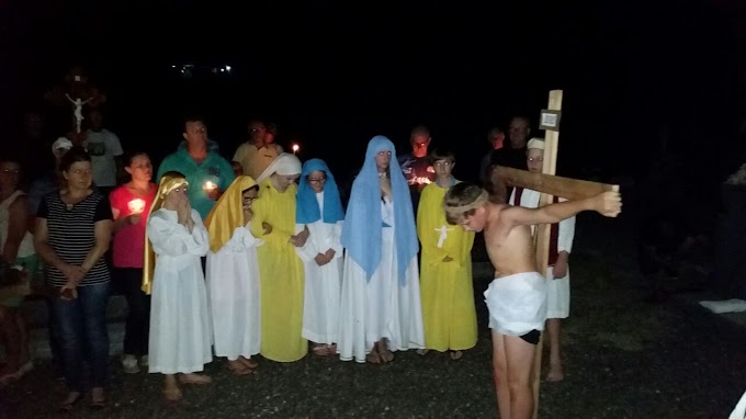 CATEQUIZANDOS E ESTUDANTES ENCENAM A PAIXÃO DE CRISTO NO CEMITÉRIO DE VARGEM DO CEDRO