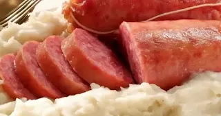 Una famiglia che degusta prodotti locali alla Sagra del Salame Cotto di Quinzano d'Oglio