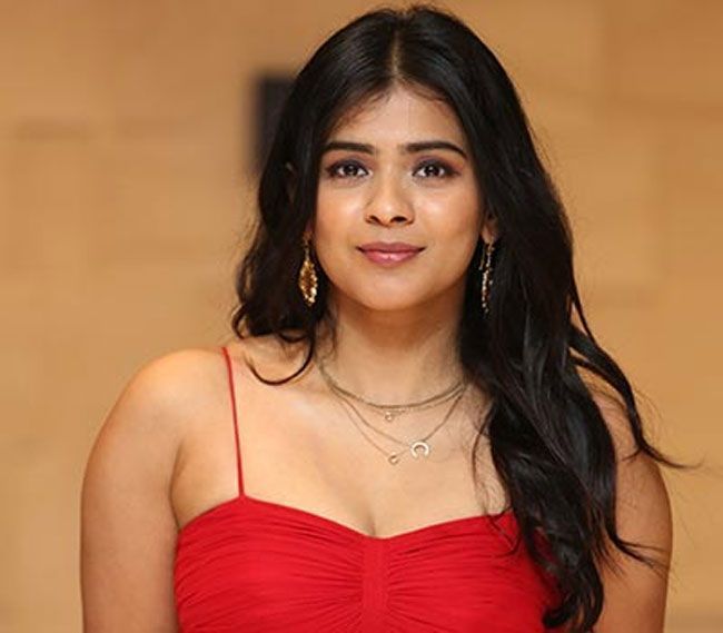 Actress Gallery: Hebah Patel Stuns Pictures