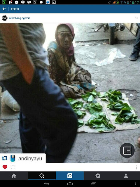 old woman selling melinjo leaves