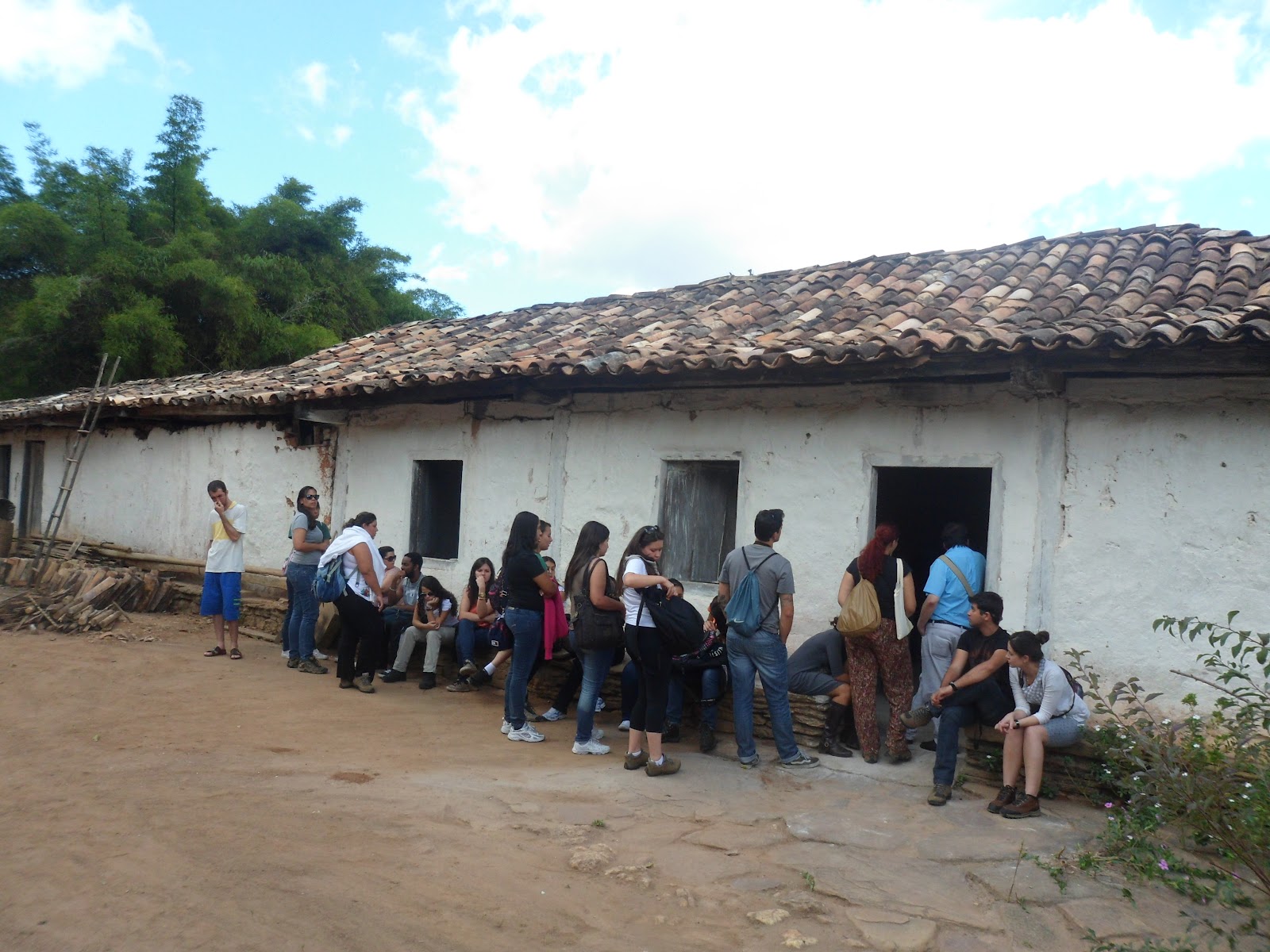  Universitários de Turismo da UFMG visitam sítio histórico de Alto dos Bois em Angelândia MG 