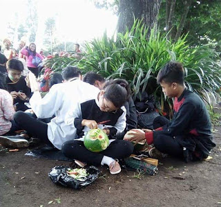 Selama ini, seni ukir lebih banyak digunakan dalam media berbahan kayu dan batu. Tapi, ada sesuatu yang unik yang dilakukan oleh Malang Carving Artist (MCA). Bahan yang diukir komunitas ini adalah buah-buahan, sayur, dan balok es. Komunitas Malang Carving Artist. Radar Malang, 29 Januari 2018.