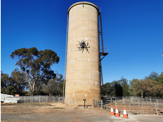 Urana BIG Spider | Sculpture by Andrew Whitehead