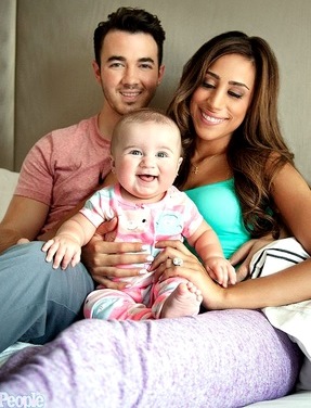 Foto de Kevin Jonas posando con sus 2 amores