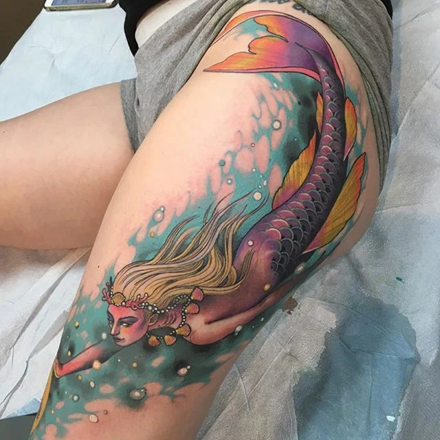 Fotografía del tatuajes de una sirena en la piel de una mujer