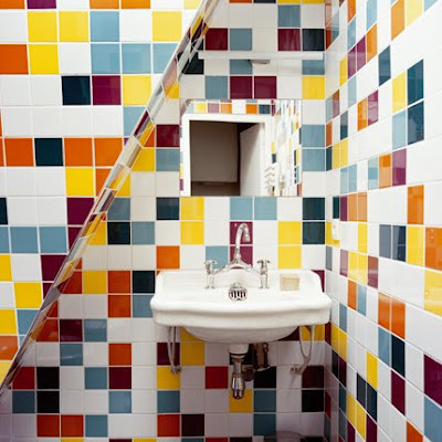 Cuarto de Baño con Paredes cubiertas de Azulejos de colores