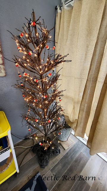 Cork patriotic Tree Garland. Share NOW. #garland #eclecticredbarn #corks #patriotic #decor