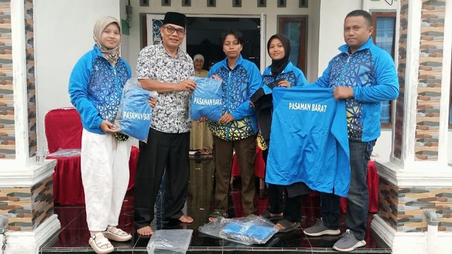 Ali Nasir.SH Serahkan Bantuan Sarana Olahraga Tim Futsal Refakin