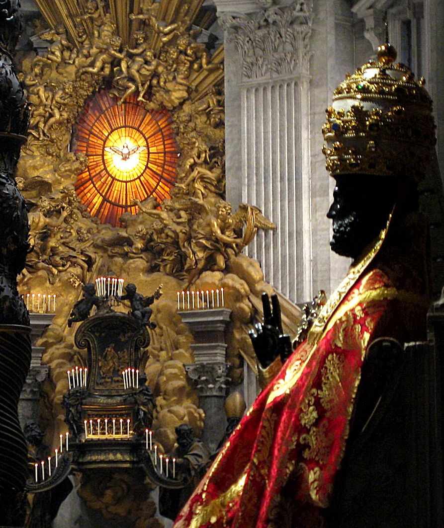 Estátua de bronze de São Pedro revestido de paramentos, na basílica vaticana. Arnolfo di Cambio, século XIII. A estátua é revestida na festa dos Santos Pedro e Paulo, dia 29 de junho, padroeiros da cidade de Roma.