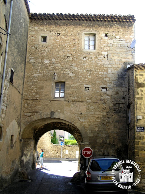 SAINT-PAUL-TROIS-CHATEAUX (26) - Les Remparts !