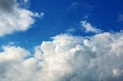 Nachmittag mit weißen Wolken vor blauem Himmel...