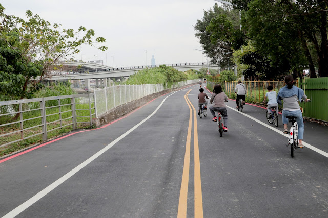 台北河濱公園自行車道 基隆河左岸鐵馬行