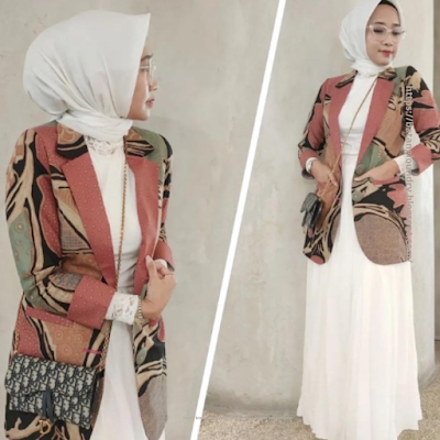 Memadukan blazer wanita muslimah tanpa lengan dengan busana lain