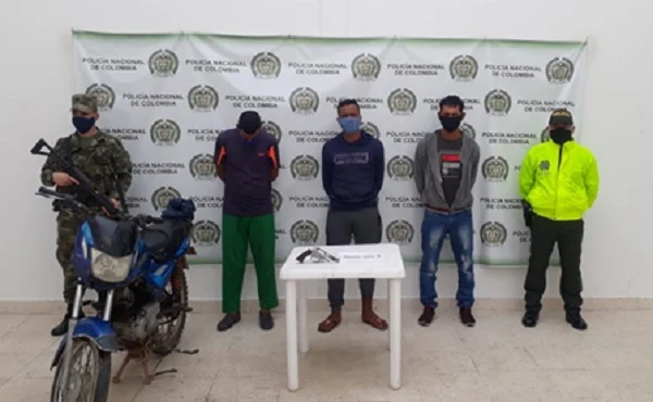 Los pilló la Policía de noche, en moto y armados