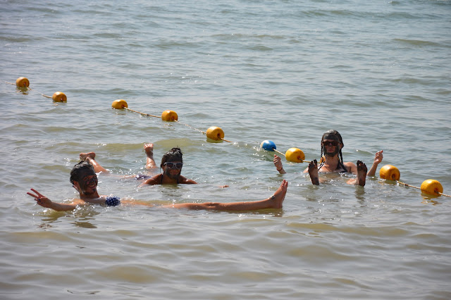 Lévitation dans la mer Morte