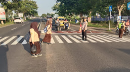 Polisi Bantu Pelajar Menyeberang Jalan di Depan SMA Negeri 1 Krangkeng