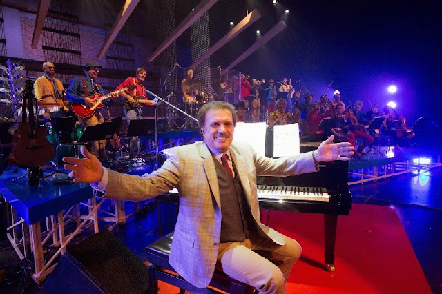 Instrumentista, arranjador, produtor musical e compositor, além de maestro da orquestra de Roberto Carlos nos últimos 37 anos, produtor musical da Globo durante duas décadas quando foi também diretor musical de programas como Fantástico e Globo de Ouro, o maestro Eduardo Lages, que dividiu os palcos com o “rei” em mais de 3 mil shows em todo o Brasil e no exterior, é agora a estrela de um musical que celebra no palco os seus 50 anos de carreira.