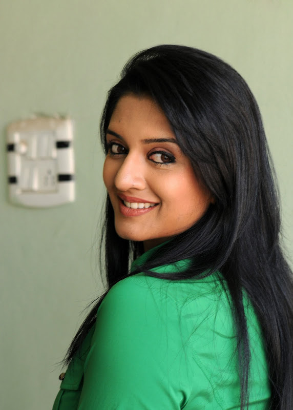 Actress Vimala Raman HQ Latest Stills hot images