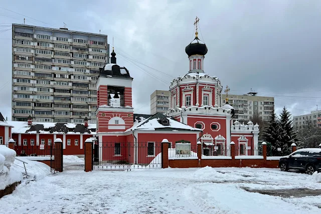 Профсоюзная улица, дворы, храм Троицы Живоначальной в Конькове (построен в 1694 году)