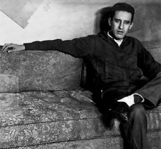 Roque Dalton, poeta salvadoreno, sentado en un sillón