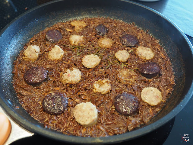 Arroz rojo de ceps (boletus edulis) y butifarras blanca y negra con caldo de carne