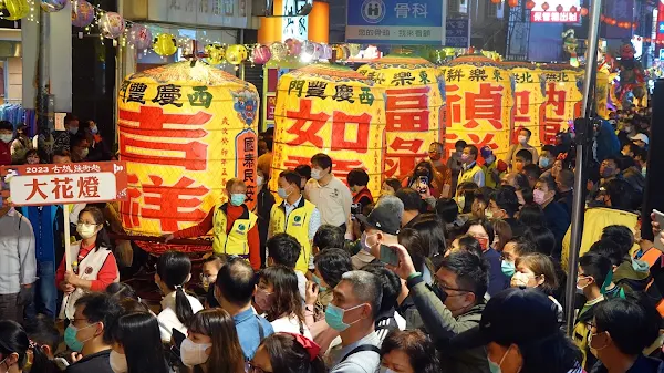 ▲彰化市公所為慶祝彰化建縣（城）300年，推出古城慶典之都系列活動，11日辦理彰化300古城踩街暨晚會，吸引了多達50隊報名參加競賽，另應邀表演隊伍也有20多隊。（記者林明佑攝）