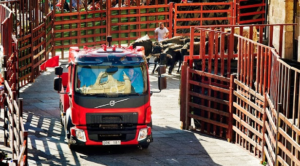 Volvo Truck en encierro con toros en Ciudad Rodrigo