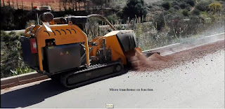 micro trancheuse travaille dans une route étroite