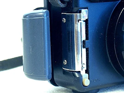 Fuji K-28, Battery latch/FInger grip