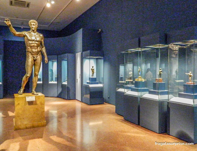 "Jovem de Antikythera" no Museu Nacional de Arqueologia de Atenas, Grécia
