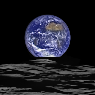 http://autourduciel.blog.lemonde.fr/2015/12/19/spectaculaire-image-de-la-terre-vue-de-la-lune/