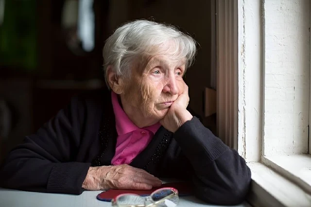 La soledad, un factor sorprendente en el riesgo de padecer Parkinson: estudio de la universidad estatal de florida revela que las personas solitarias tienen un 25 % más de riesgo, independientemente de la edad o el sexo.