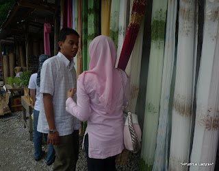 Pasar Sarikin di Kg Serikin, Kuching  PurPLe Lady