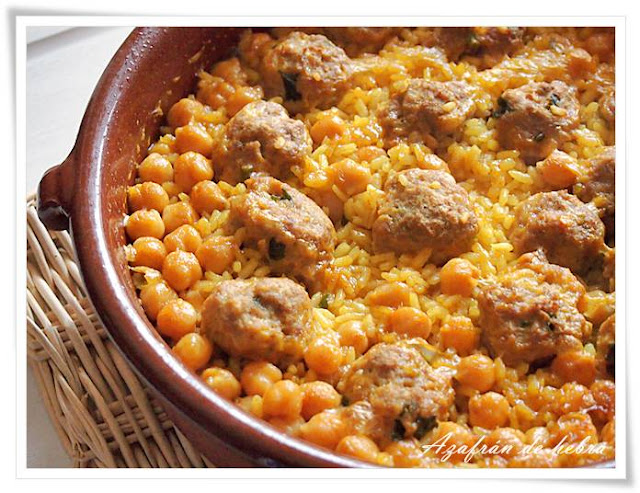 Arroz al horno con albóndigas