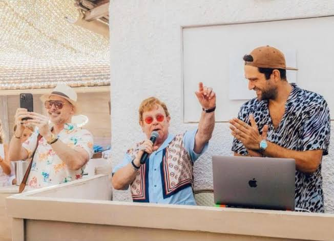 Elton John sorprende en Cannes con palomazo
