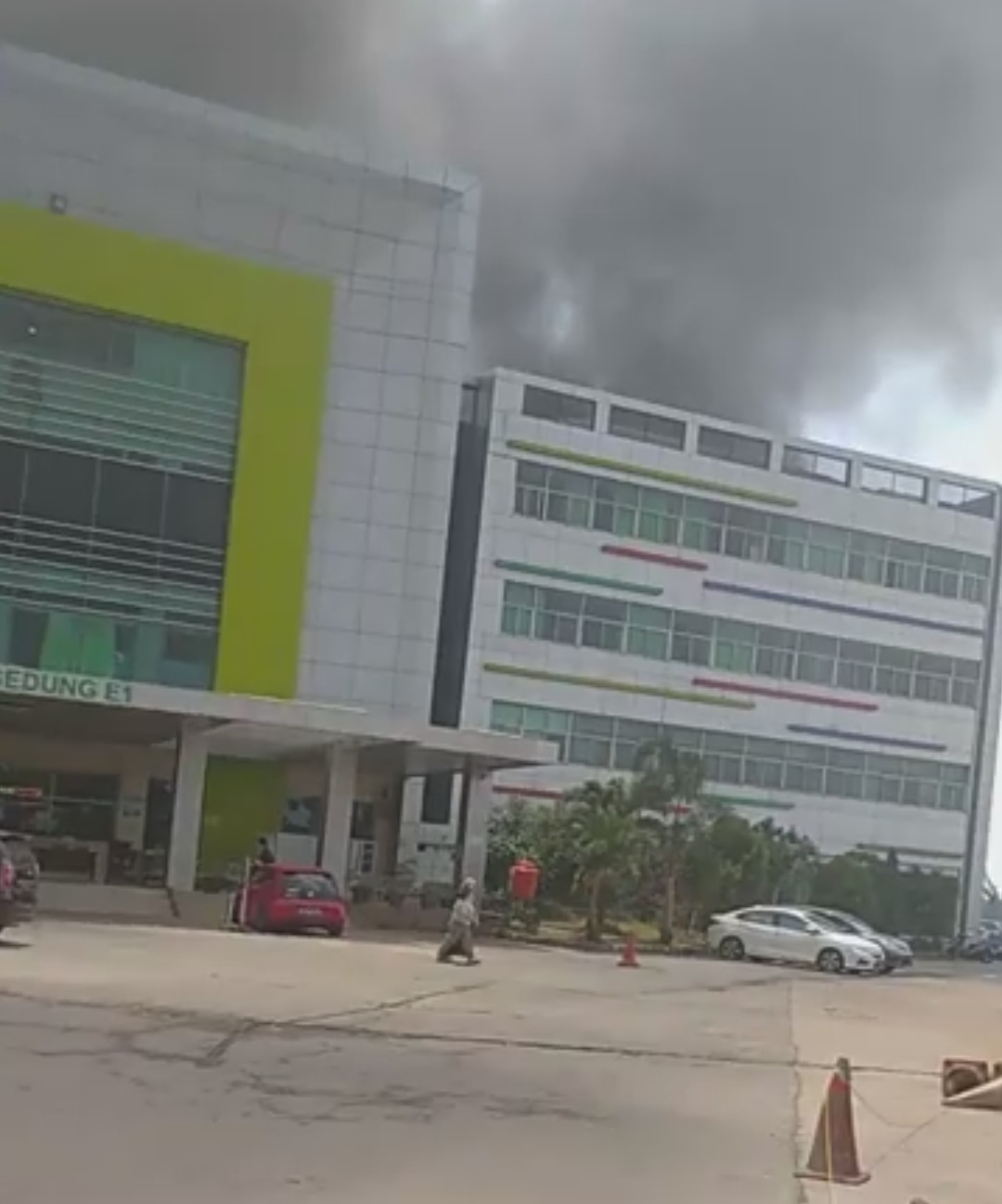 Gudang di Samping Kamar Mayat RSUD Kabupaten  Bekasi  Terbakar