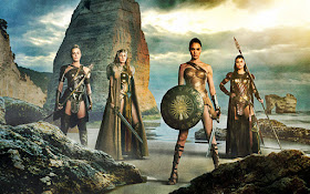 Gal Gadot y las demás amazonas protagonistas de Wonder Woman. A su izquierda, Robin Wright como su madre