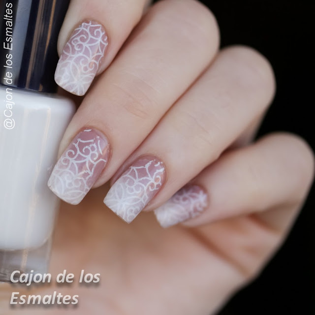 Uñas estampadas con gradiente - Nude y Blanco