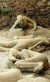Copia de los cuerpos de un grupo de hombres y mujeres encontrados en el jardn de su casa
