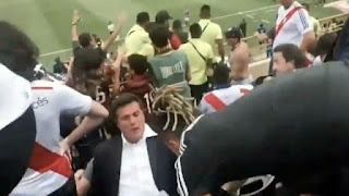 Ex-goleiro Júlio César desmaia após o Flamengo ganhar a Libertadores